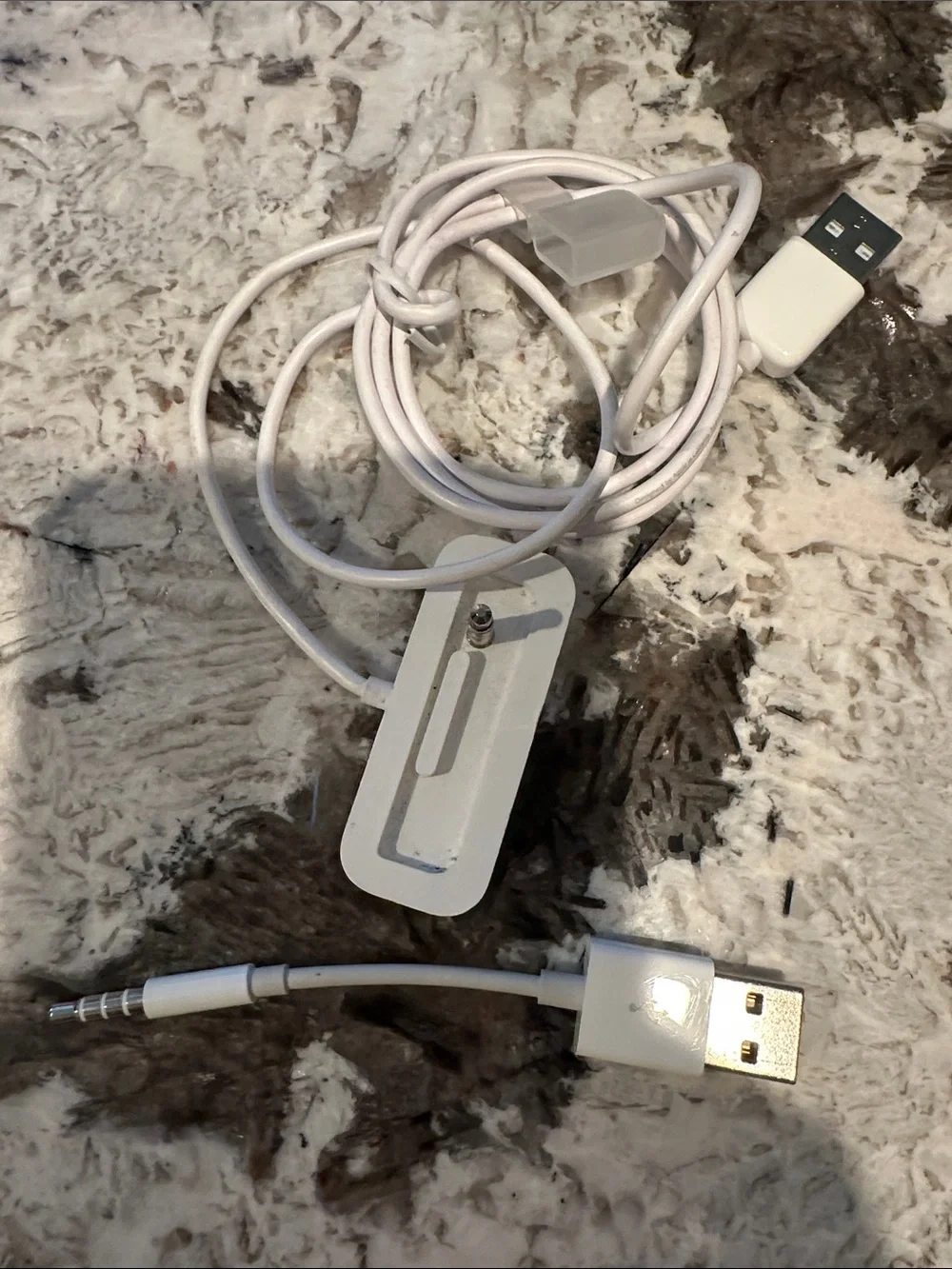 Apple Shuffle with USB Charger & Data Cord